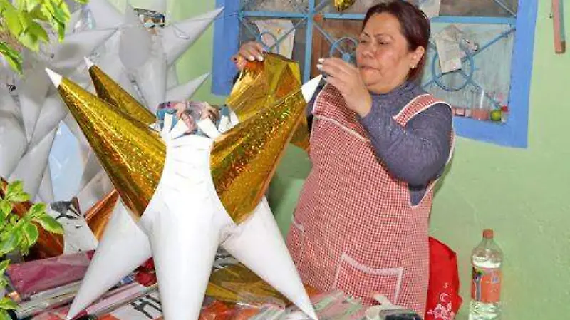 Familia Flores, tres generaciones de artesanos de la piñata [Fotorreportaje]